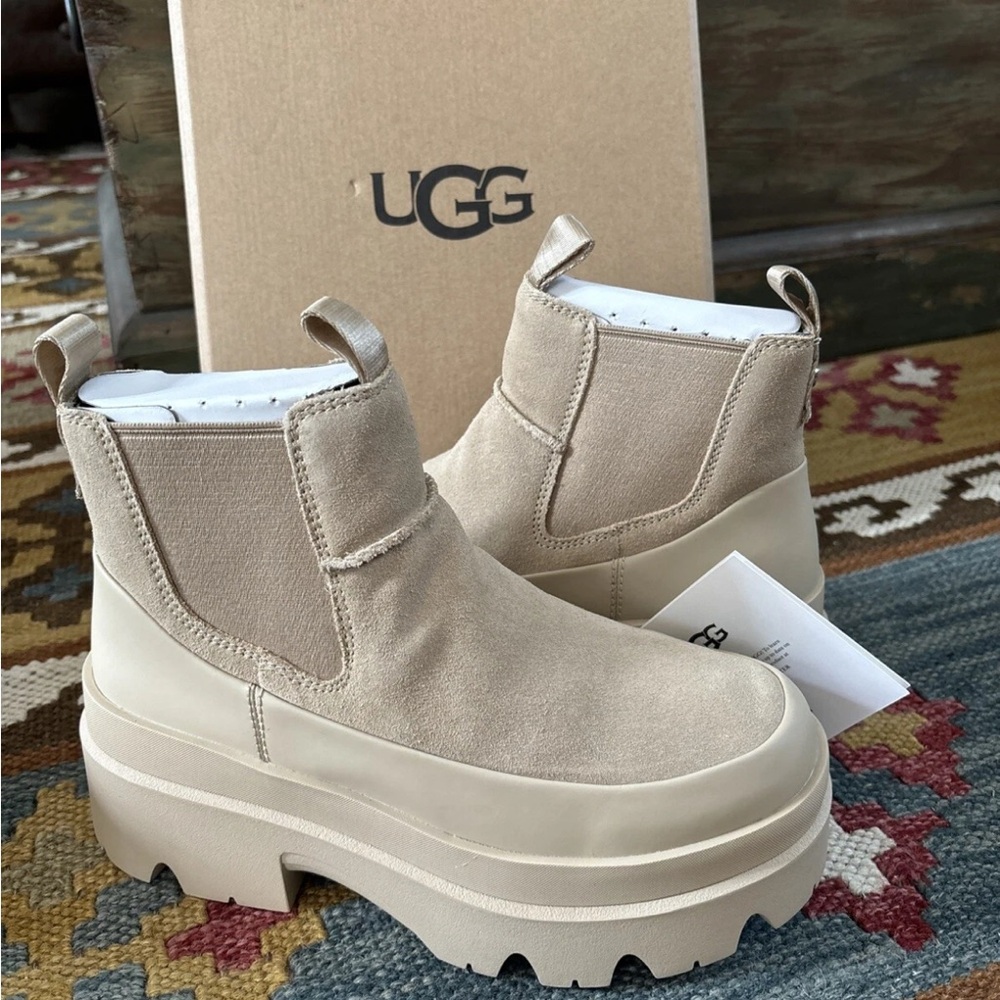 Ugg Brisbane Chelsea Waterproof boots Sz 10 Women’s Beige Mustard Seed Suede Ugg